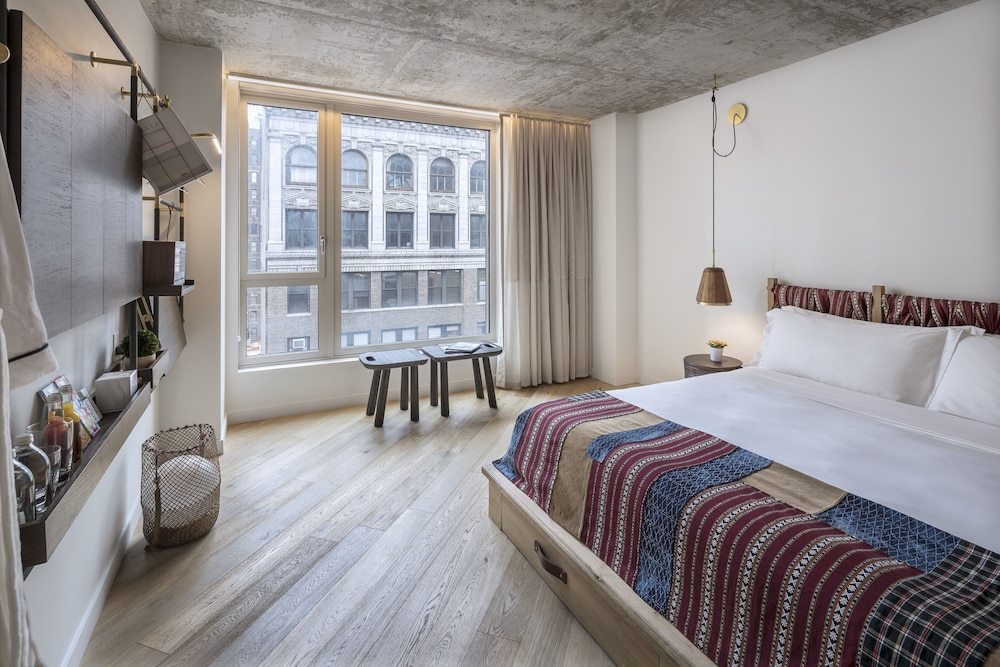 Deluxe Room, 1 King Bed, City View photo 2