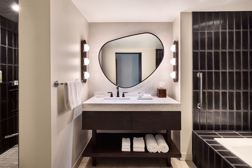 Suite, 1 Bedroom - Photo 7