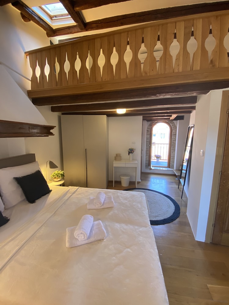 City Suite, 1 Queen Bed with Sofa bed
