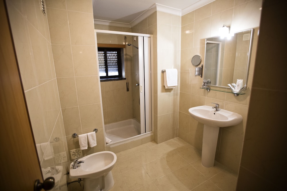 Standard Triple Room, Private Bathroom - Photo 3