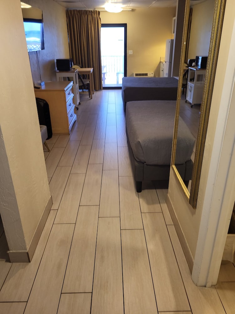 Standard Room, 2 Queen Beds, Kitchenette, Partial Ocean View (Poolside) - Photo 5