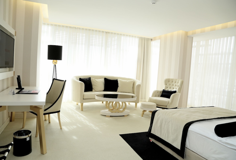 Suite, 1 Double Bed, Corner photo 2