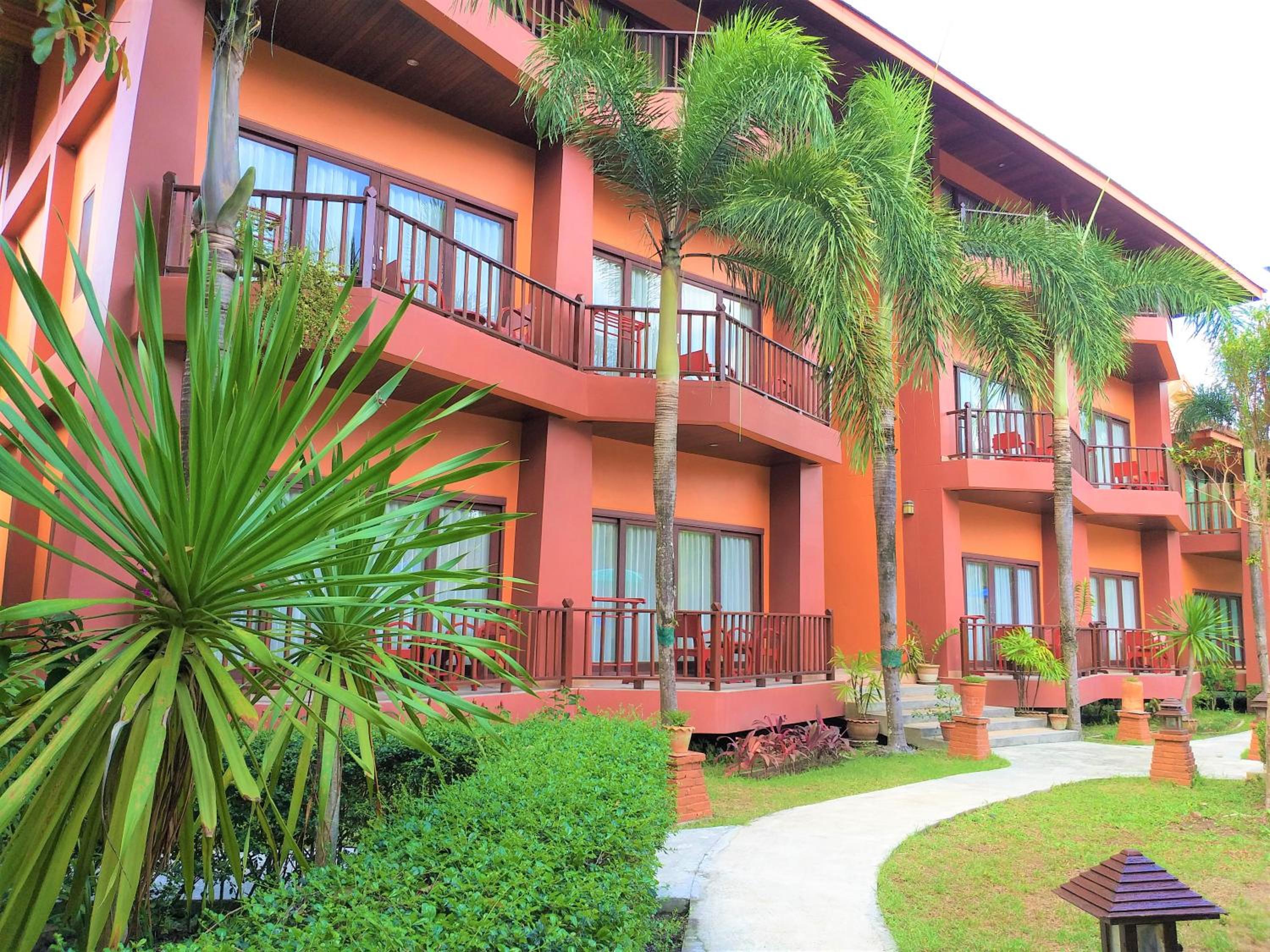 Deluxe Double or Twin Room with Pool View photo 2
