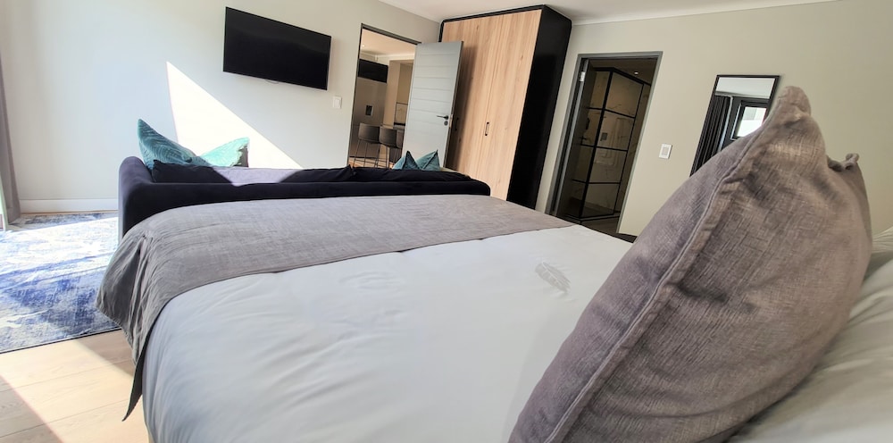 007 Suite photo 2
