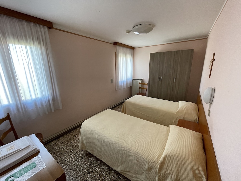 Basic Double Room, Ensuite photo 3