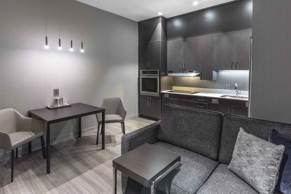 Suite, 1 Bedroom, Corner (Hearing Accessible)