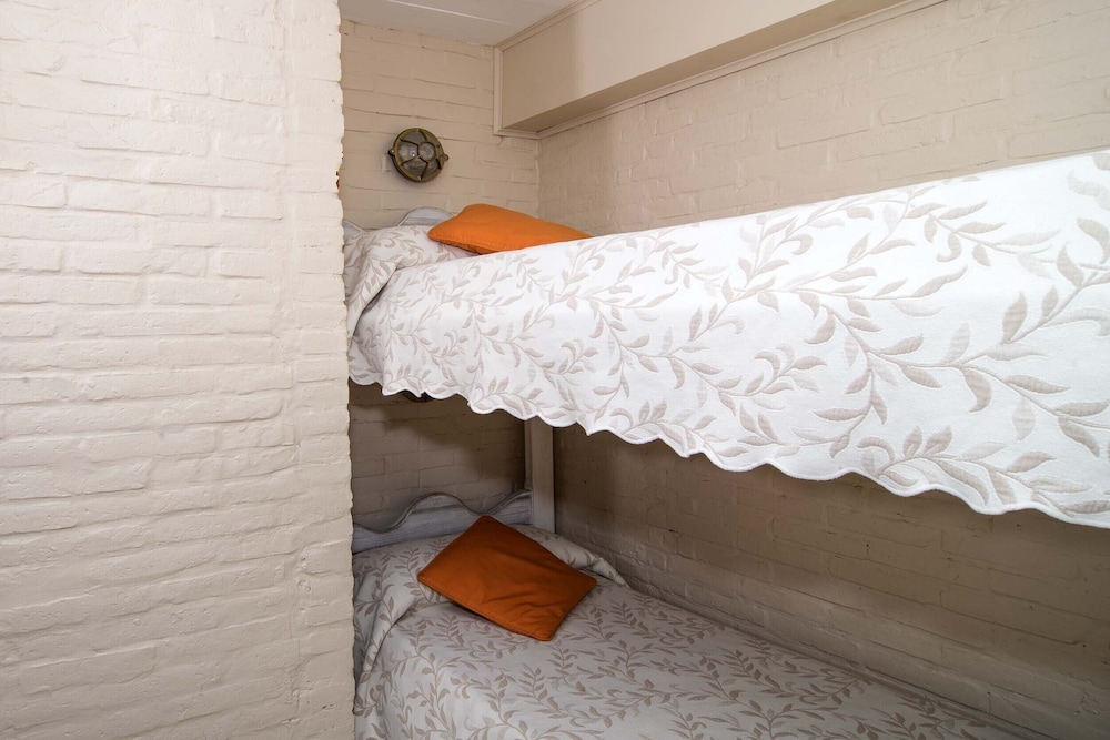Grand Apartment, 3 Bedrooms, Ground Floor photo 3