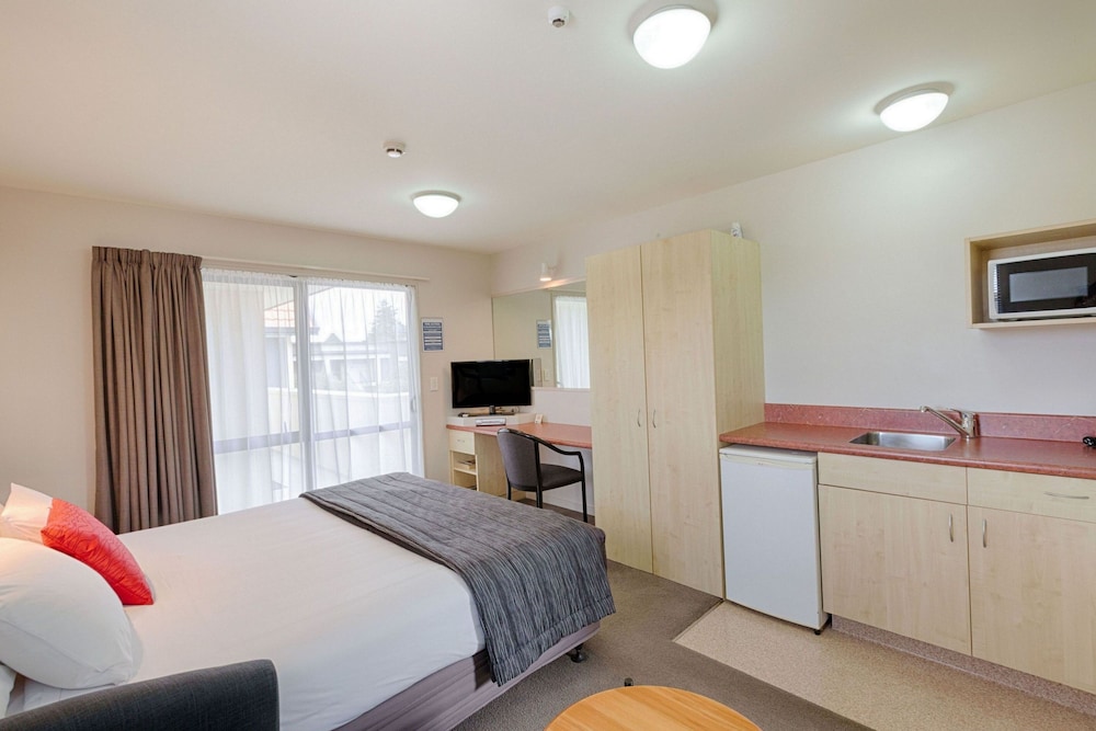 Superior Studio, 1 Queen Bed photo 2