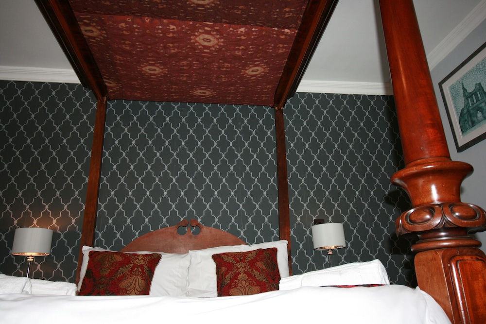 Luxury Room, 1 King Bed, Garden View photo 3