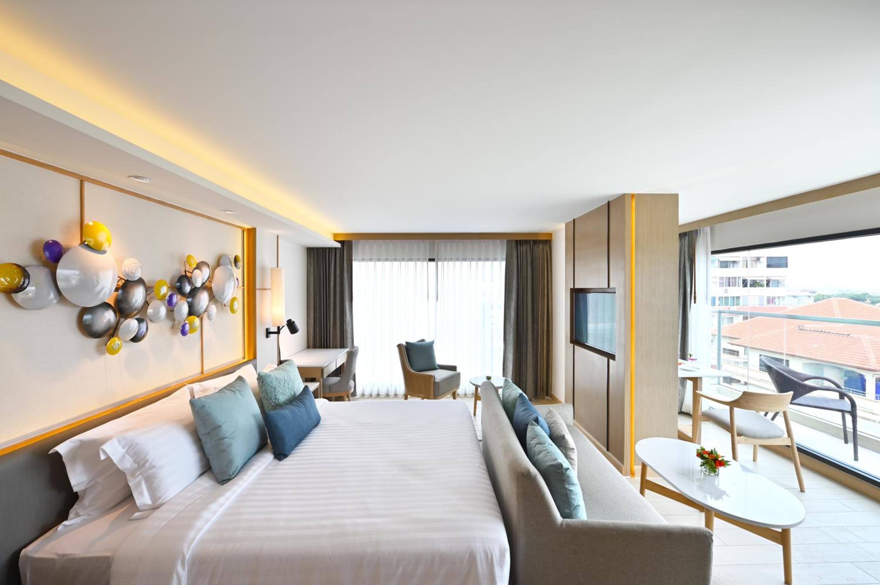 King Room with Balcony - Photo 4