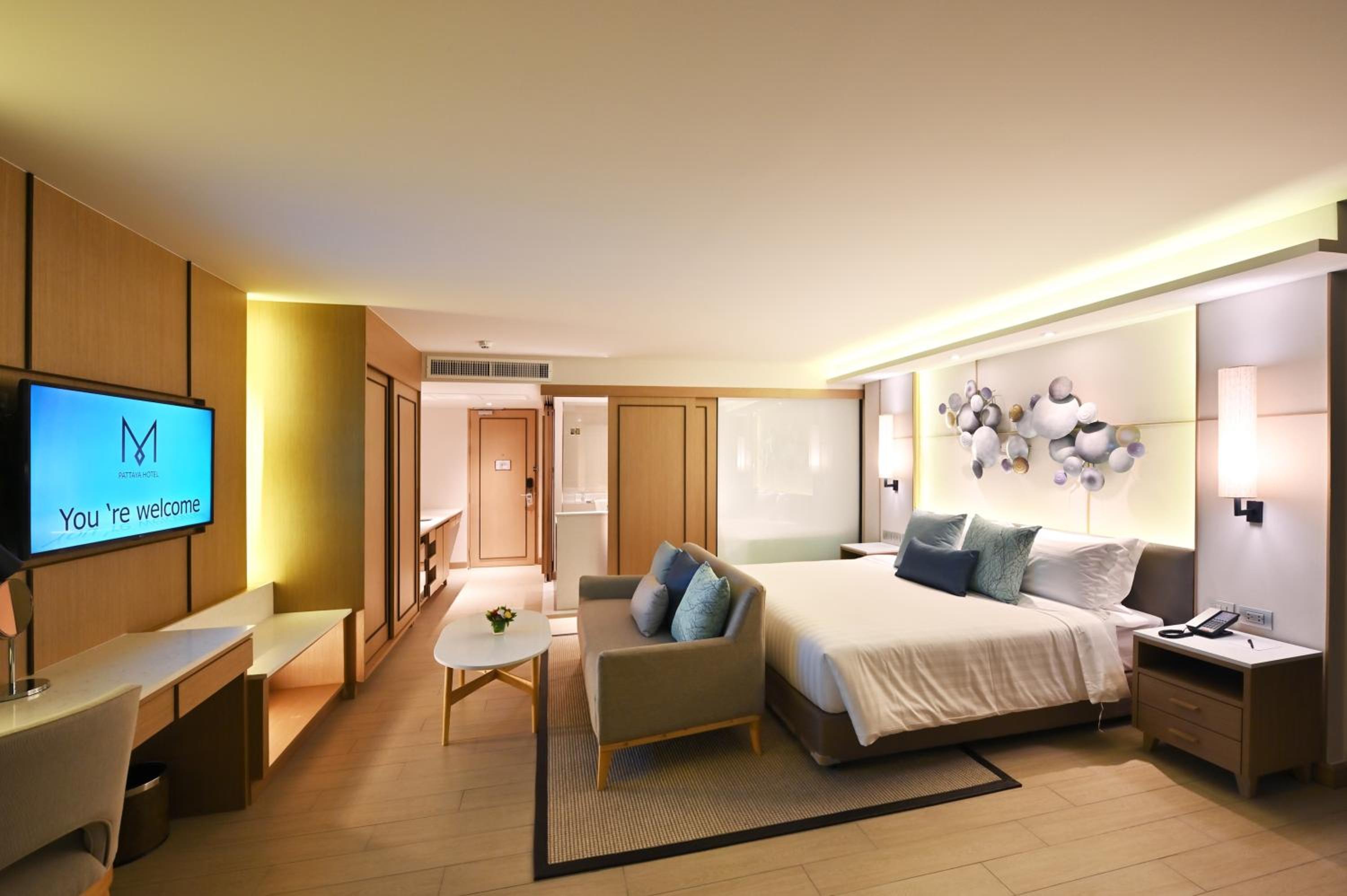 King Room with Balcony - Photo 8