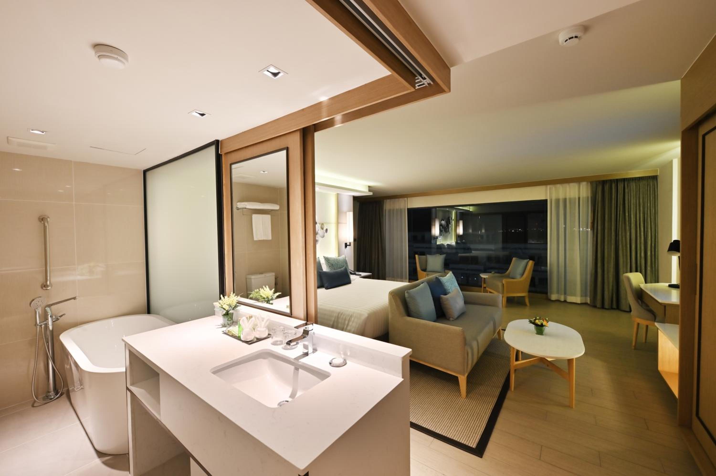 King Room with Balcony - Photo 15
