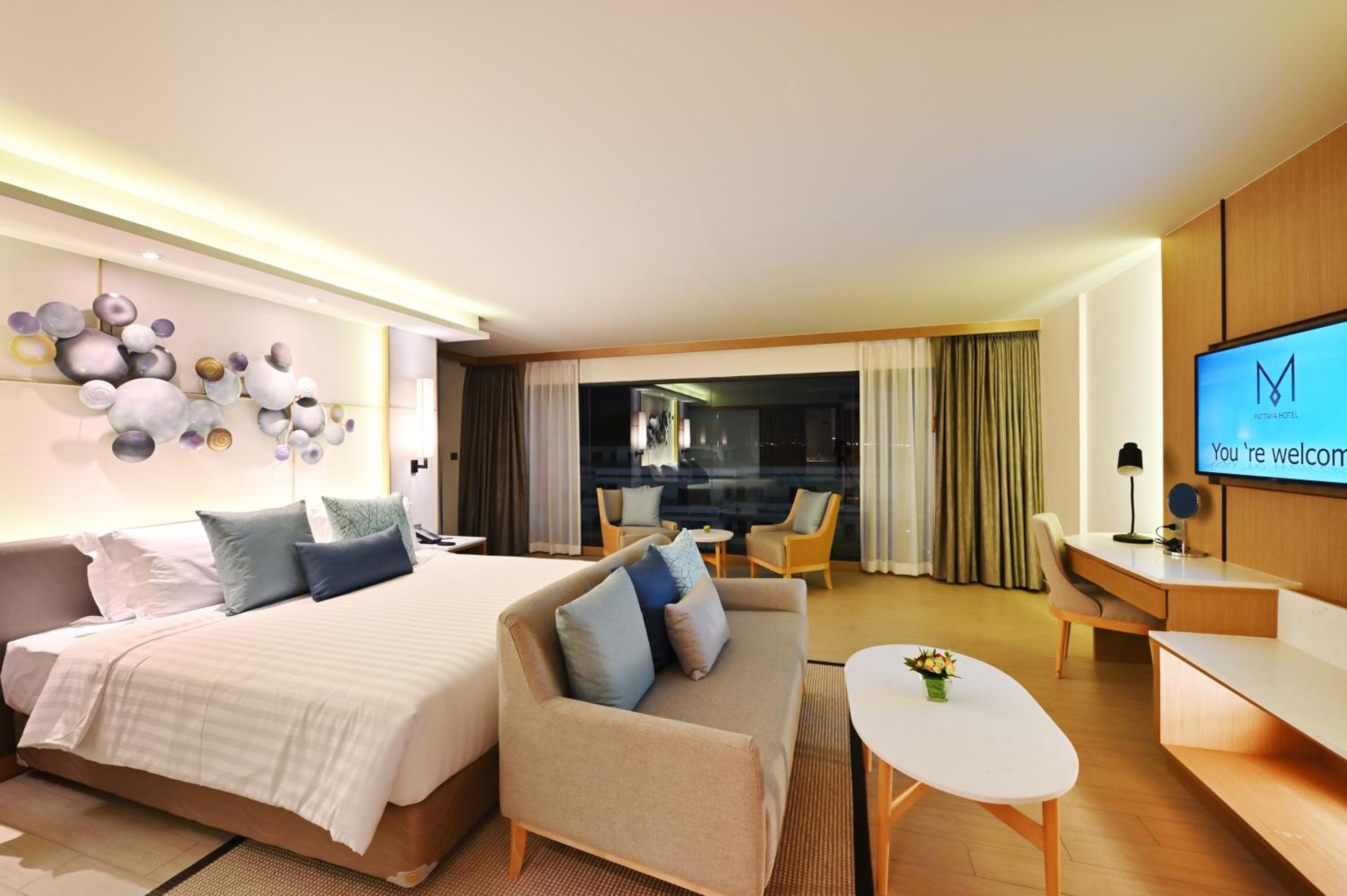 King Room with Balcony - Photo 7