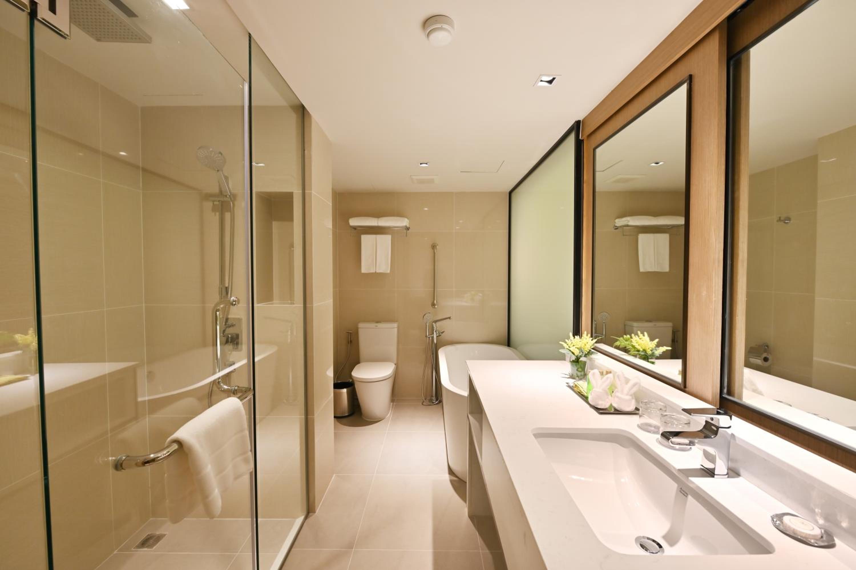 King Room with Balcony - Photo 16