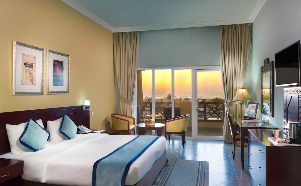EXECUTIVE SUITE - Photo 2