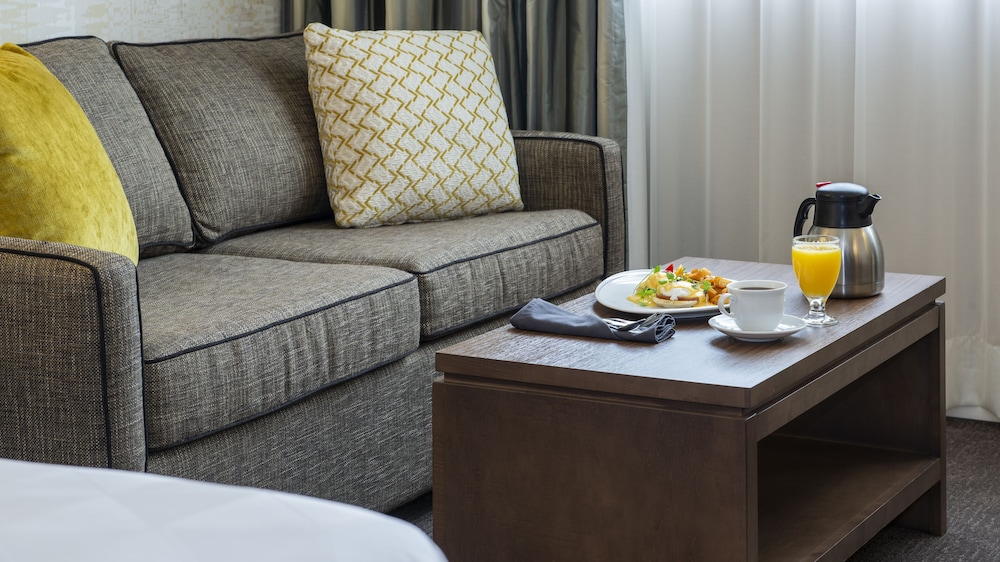 Suite, 1 Bedroom, City View (1 King Bed, Living/Dining Area) thumbnail 5