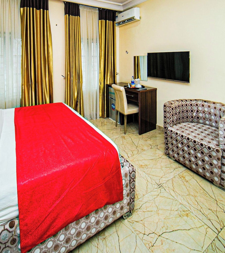 Standard Studio Suite, 1 King Bed photo 2