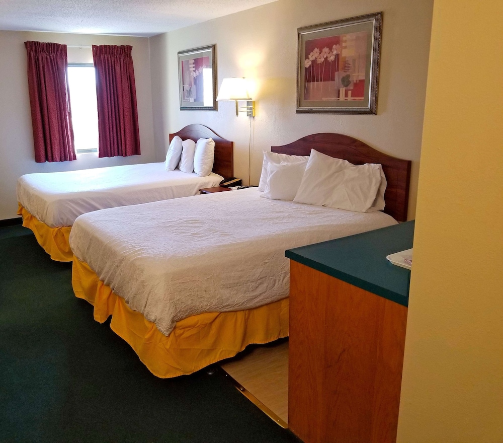 Deluxe Room, 2 Queen Beds, Smoking photo 2
