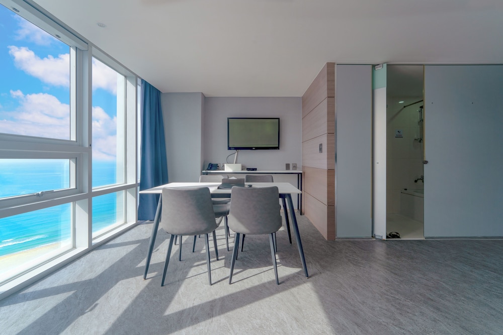[Pool Package] Triple Suite, Partial Ocean View + Free Pool Access for 2 - Photo 3