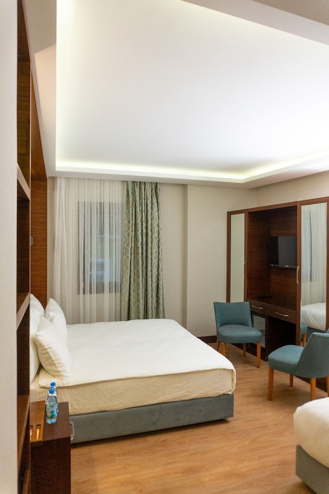 Deluxe Triple Room photo 2