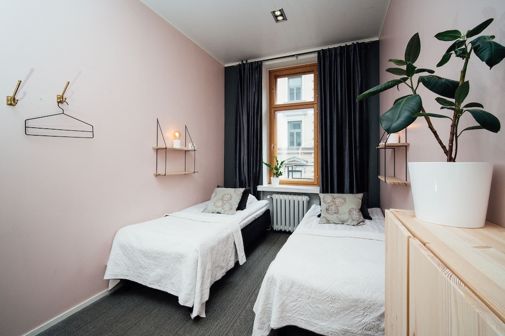 Twin Room with a window thumbnail 5