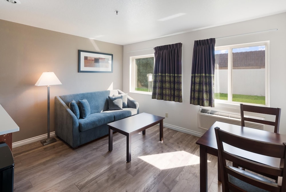 Suite, 1 King Bed, Accessible, Non Smoking