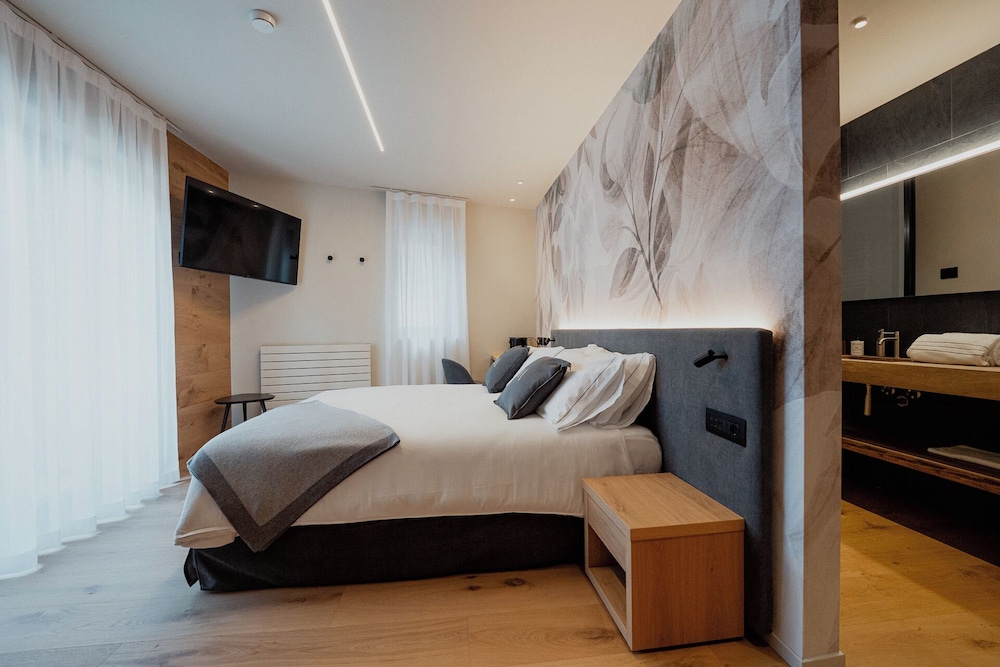 Deluxe Double or Twin Room, Balcony photo 2