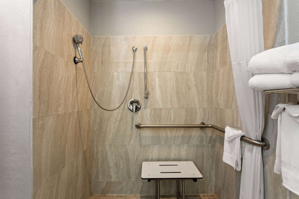 Studio Suite, 1 Queen Bed, Accessible, Non Smoking (Mobility/Hearing Impaired) - Photo 4