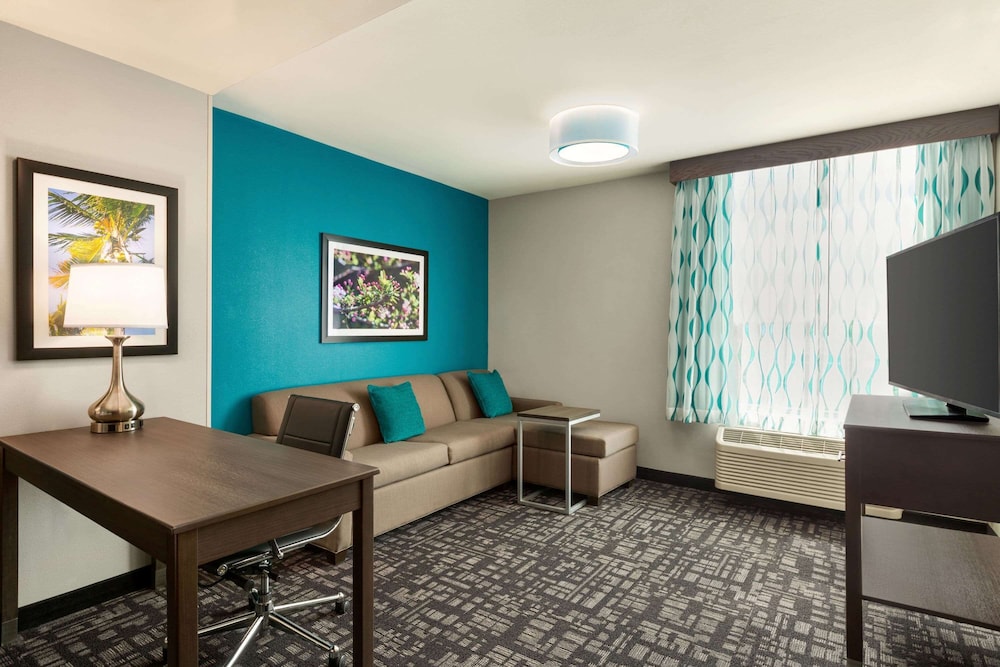 Deluxe Room, 1 King Bed, Non Smoking - Photo 4