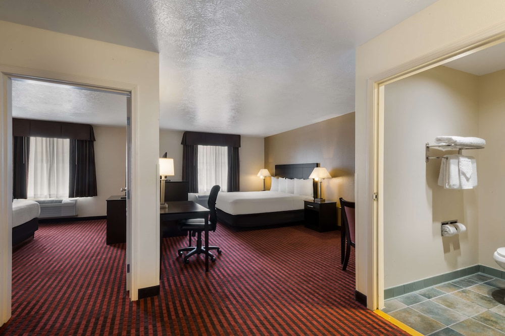 Suite, Multiple Beds, Non Smoking, Refrigerator - Photo 1