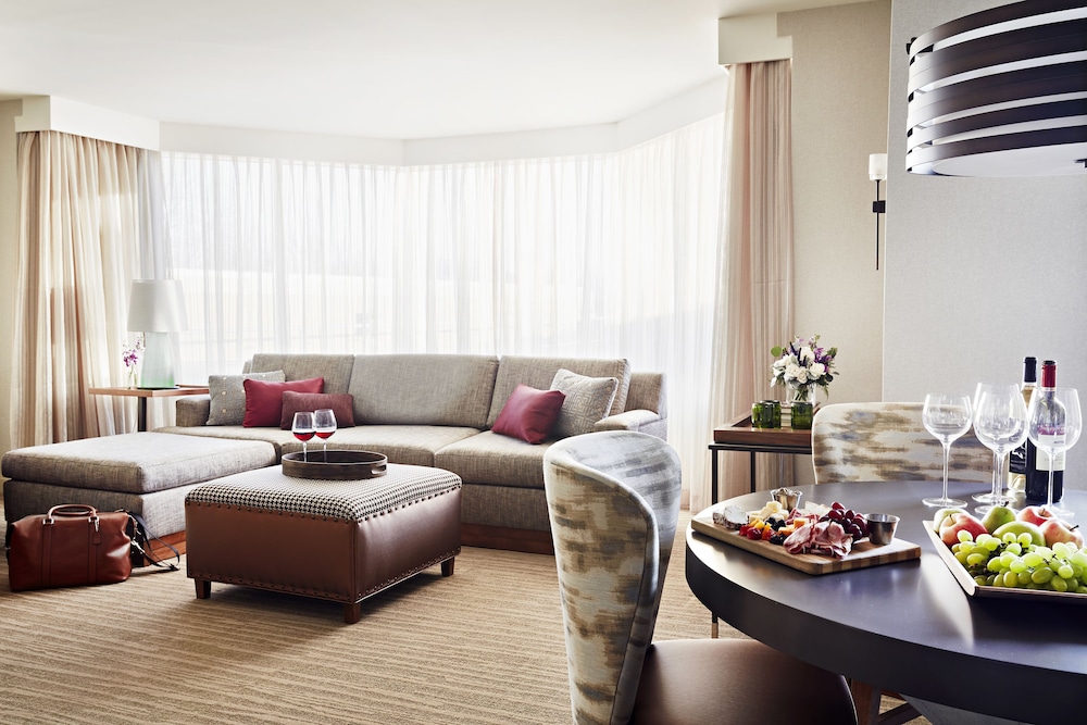 Suite (Hospitality) - Photo 2