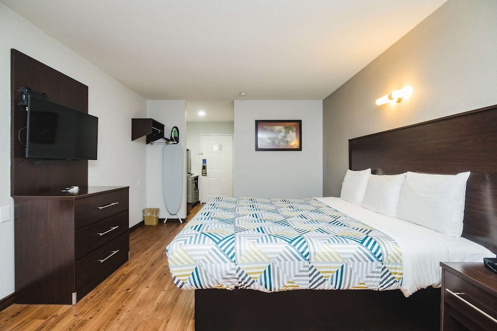 Room, 1 King Bed, Non Smoking, Kitchen - Photo 11