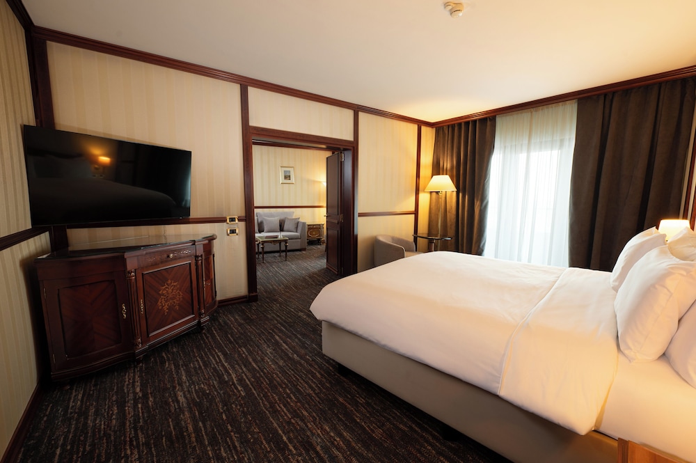Superior Suite, 1 King Bed with Sofa bed photo 3