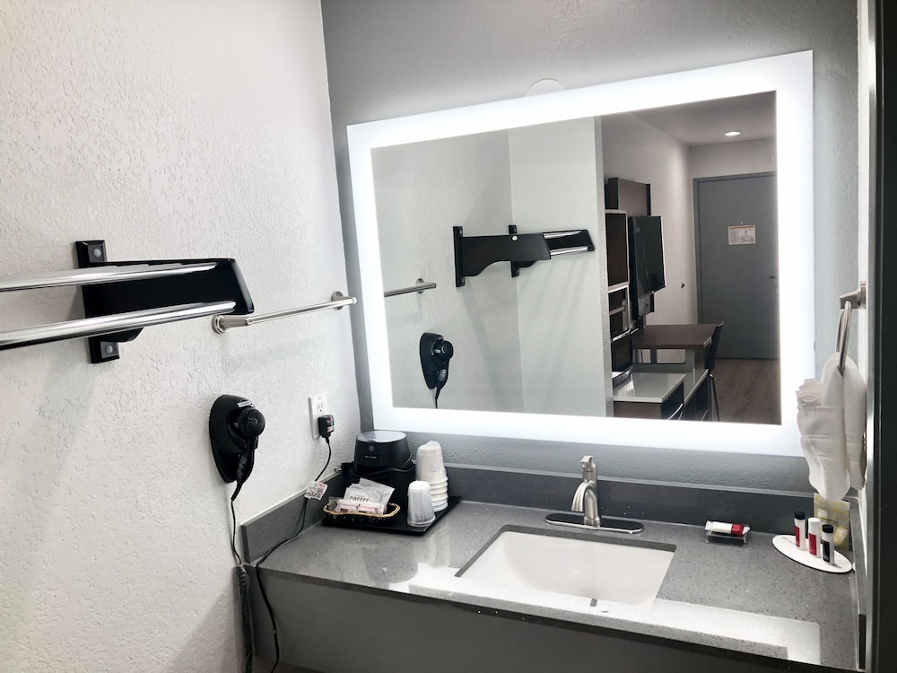 Room, Multiple Beds, Non Smoking - Photo 19
