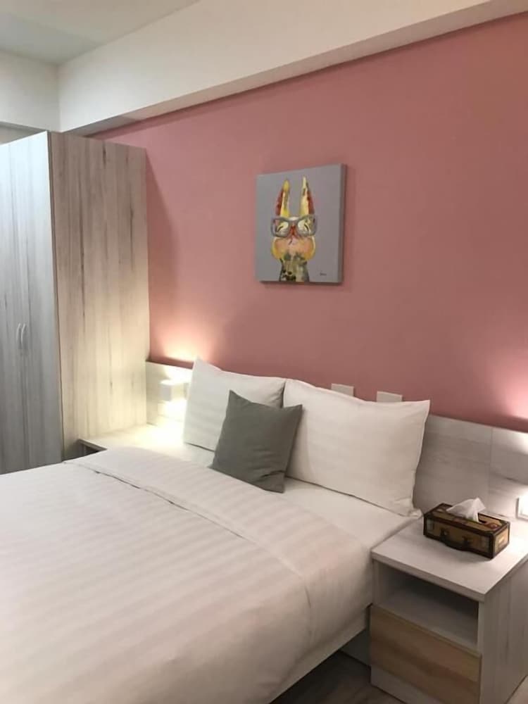 Double Room (Dark Pink)