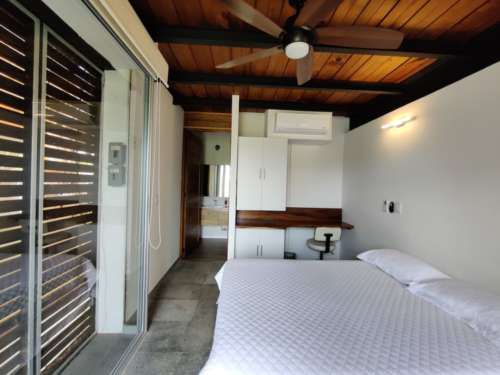 Basic Room, 1 Queen Bed photo 1