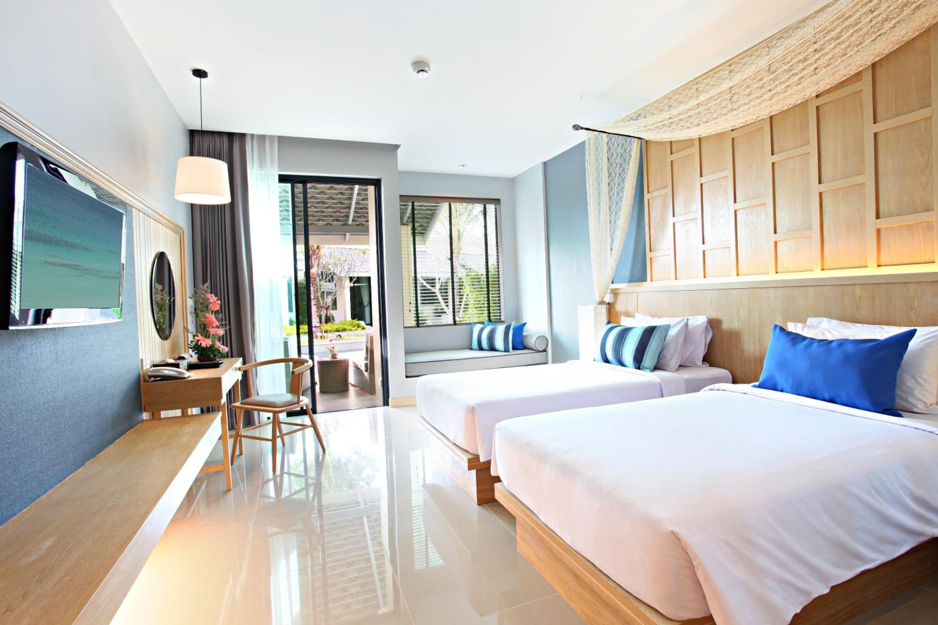 Deluxe Family Room  with Pool Access - Photo 19