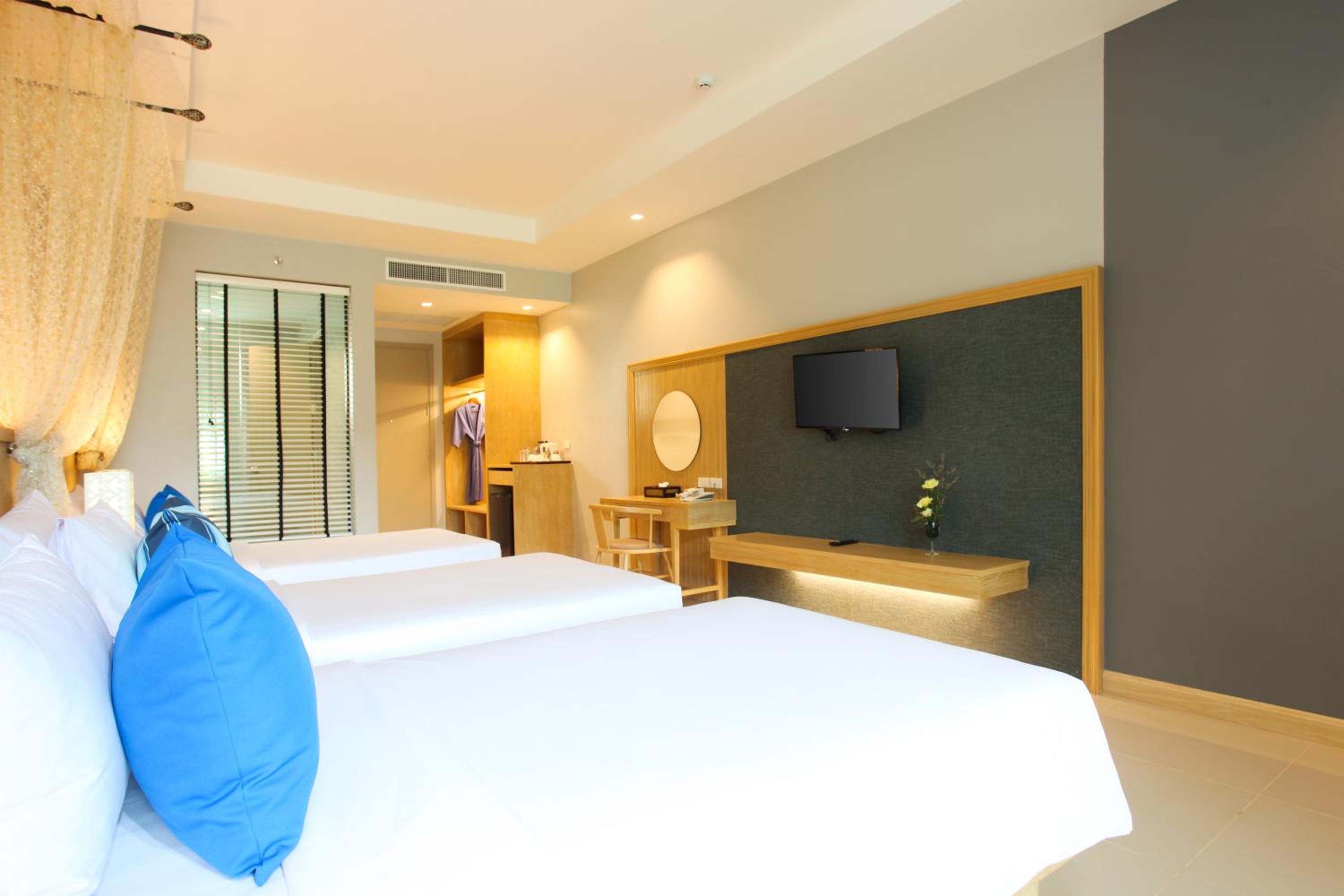 Deluxe Family Room  with Pool Access - Photo 18