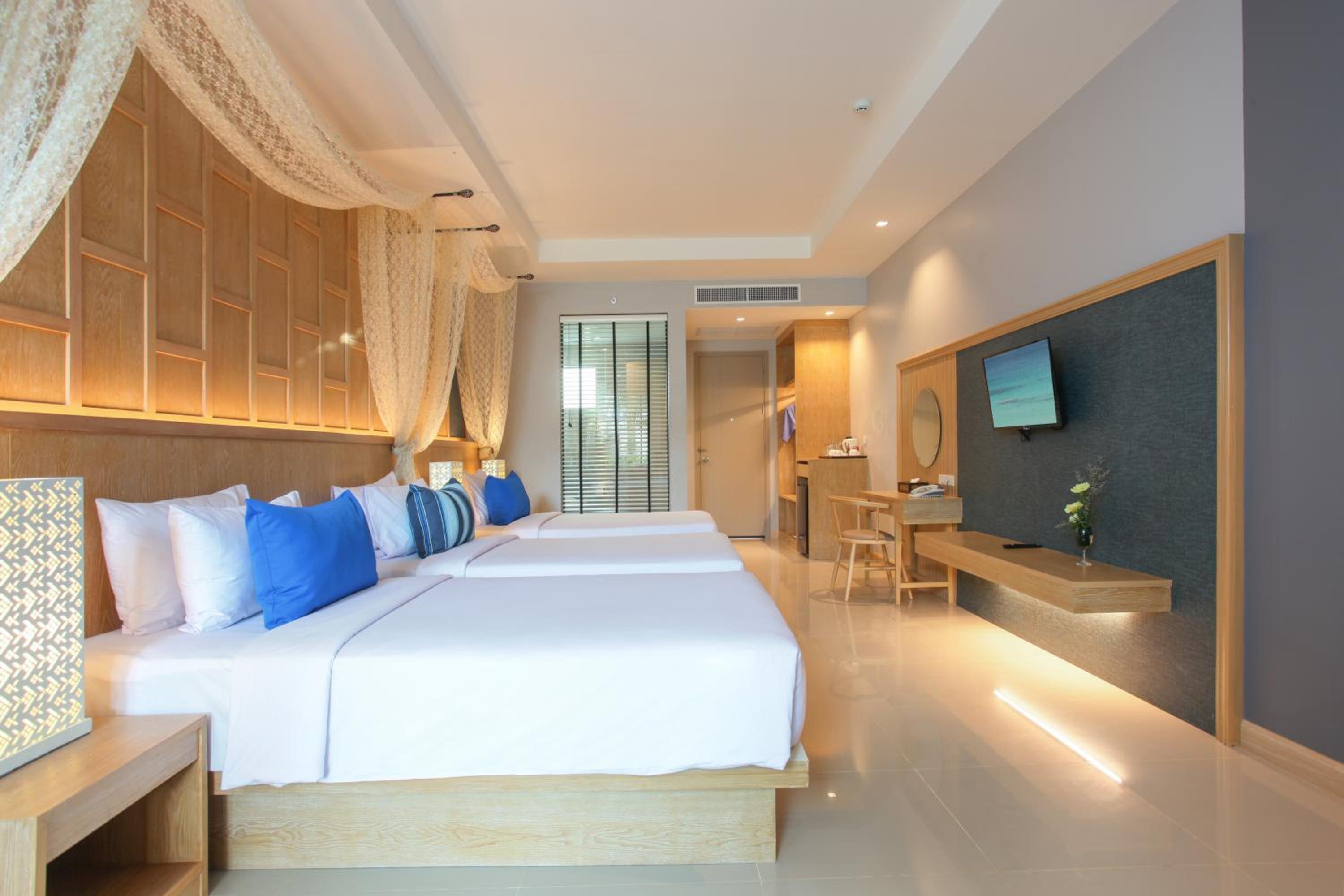 Deluxe Family Room  with Pool Access - Photo 17
