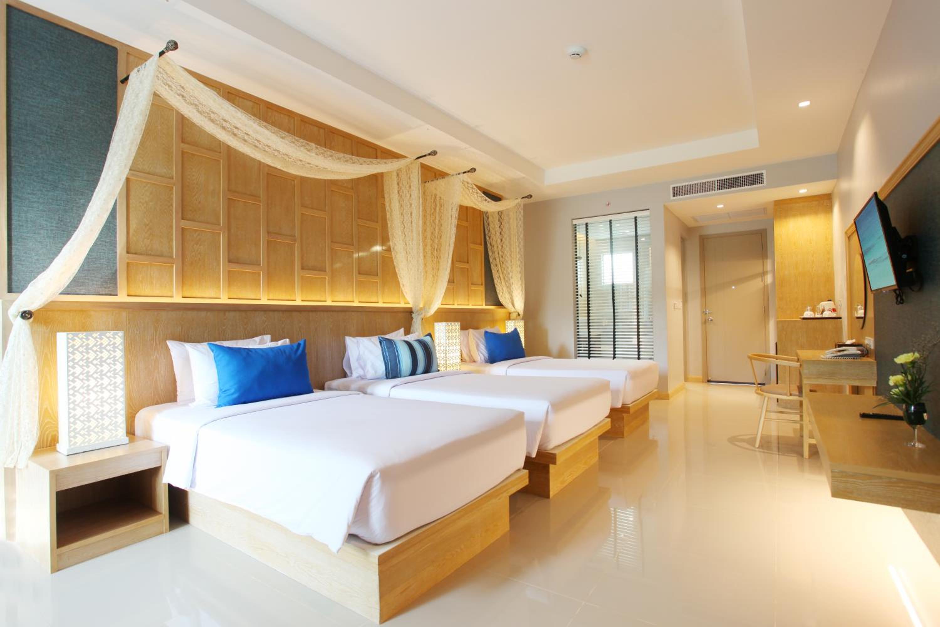 Deluxe Family Room  with Pool Access - Photo 15