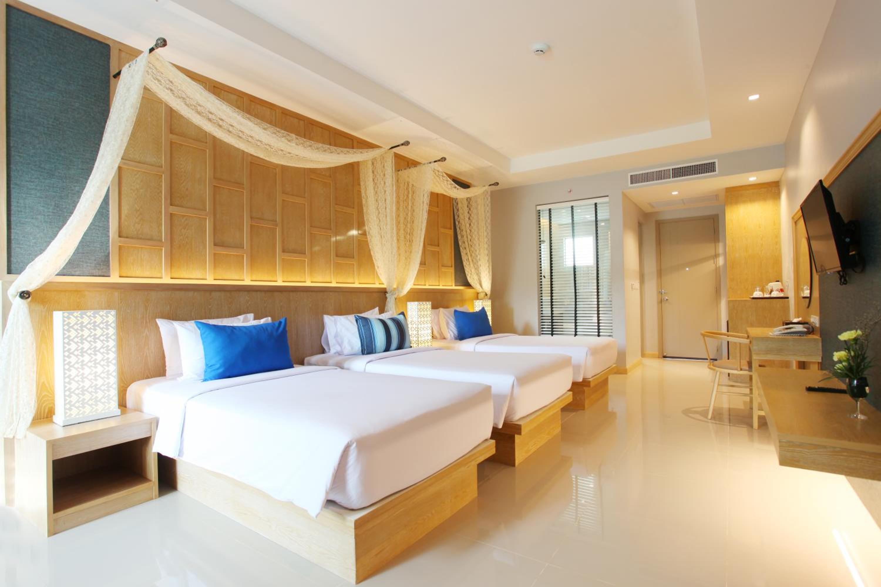 Deluxe Family Room  with Pool Access - Photo 16