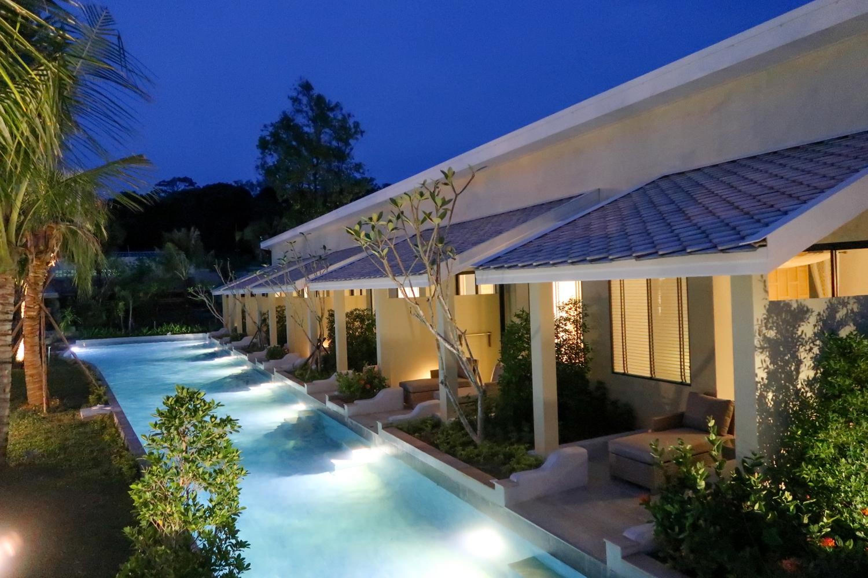 Deluxe Family Room  with Pool Access - Photo 28