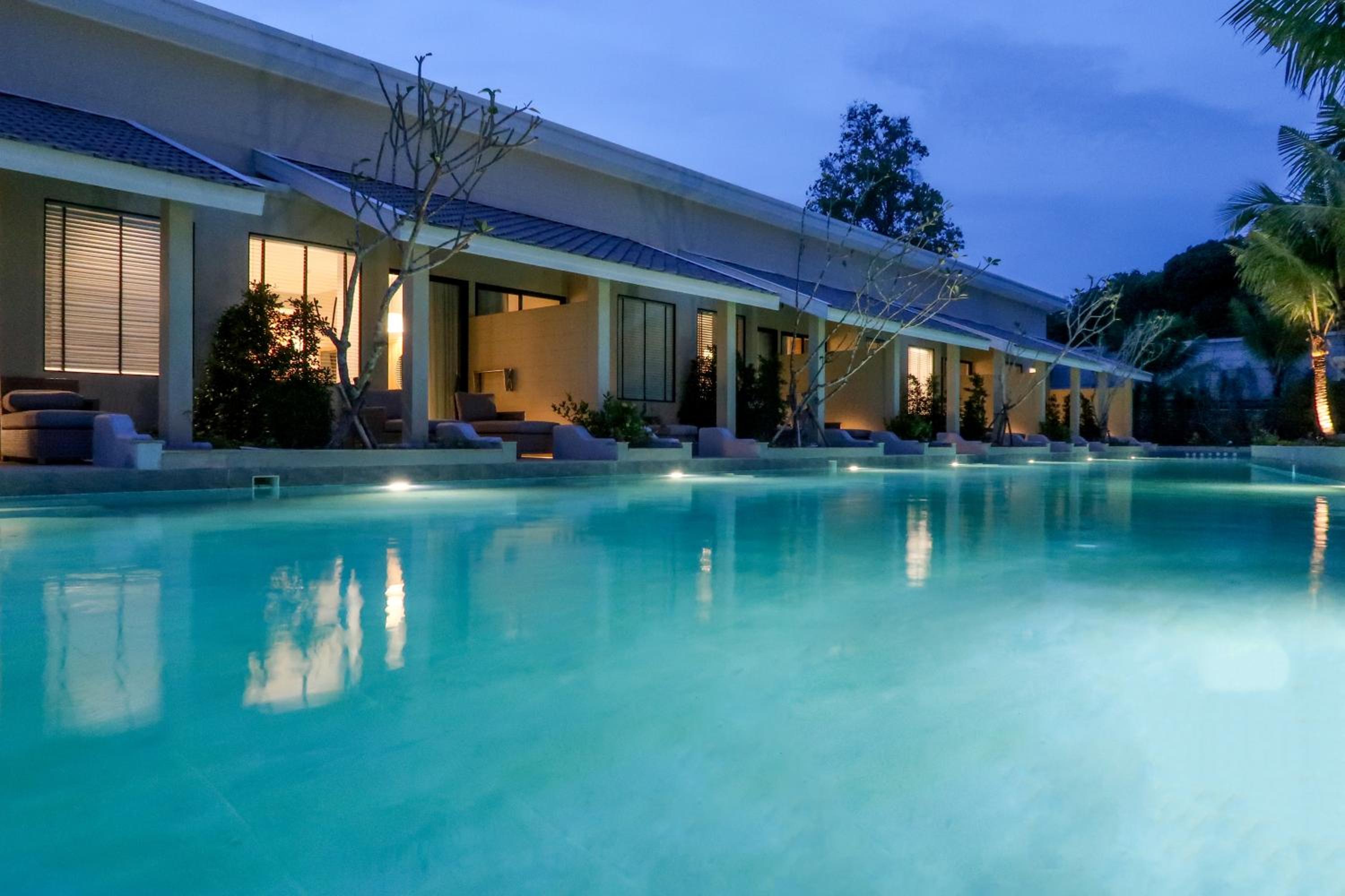 Deluxe Family Room  with Pool Access - Photo 27