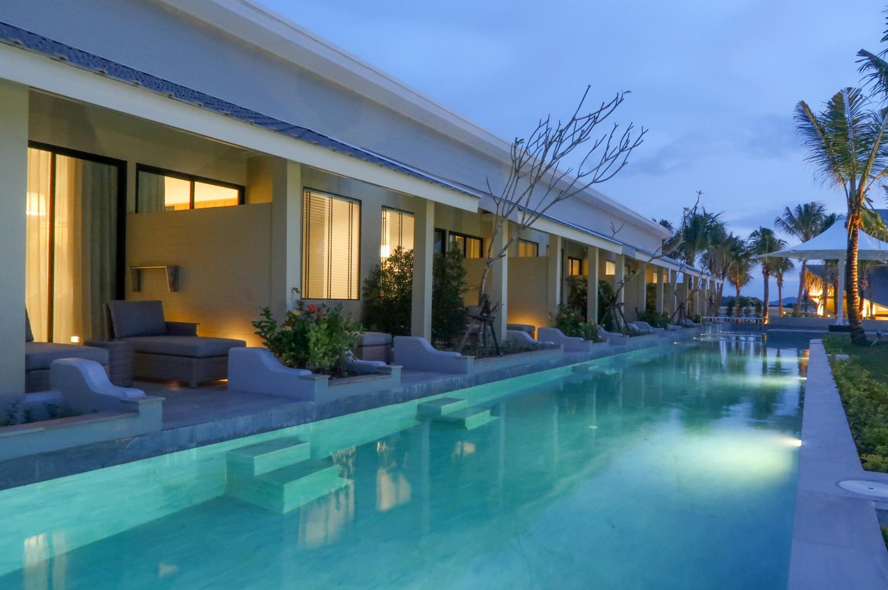 Deluxe Family Room  with Pool Access - Photo 32