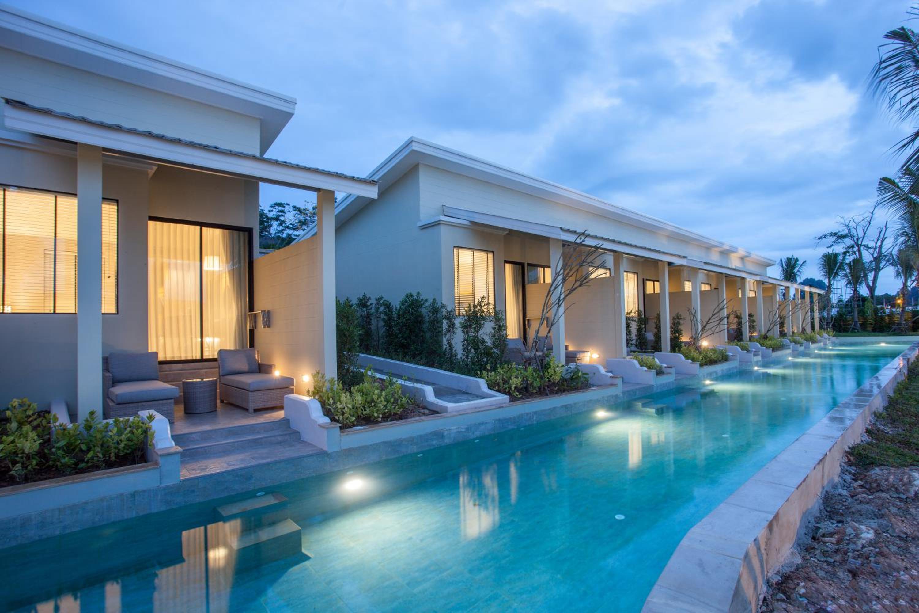 Deluxe Family Room  with Pool Access - Photo 29