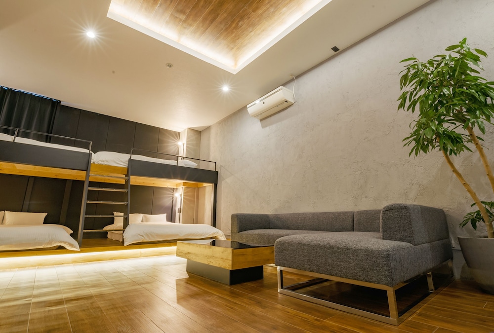 Deluxe Studio, Multiple Beds, Non Smoking, Kitchenette (8 pax)
