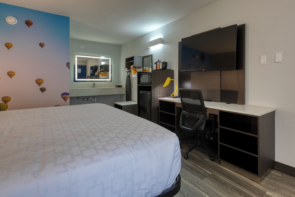 Standard Room, 1 King Bed, Non Smoking - Photo 15
