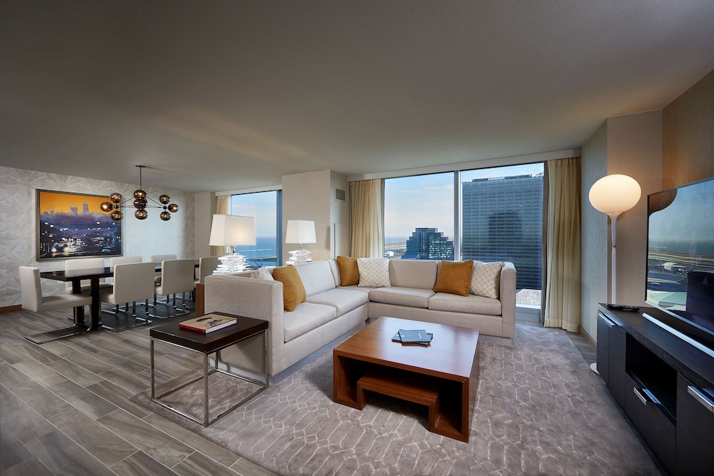 Deluxe Suite, 1 King Bed, Accessible (Chairman Suite, Hearing Access)