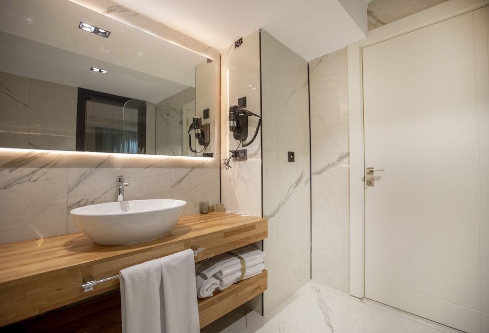 Suite - Photo 9