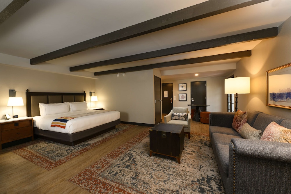 Room, 1 King Bed, Corner (Hearing) - Photo 1